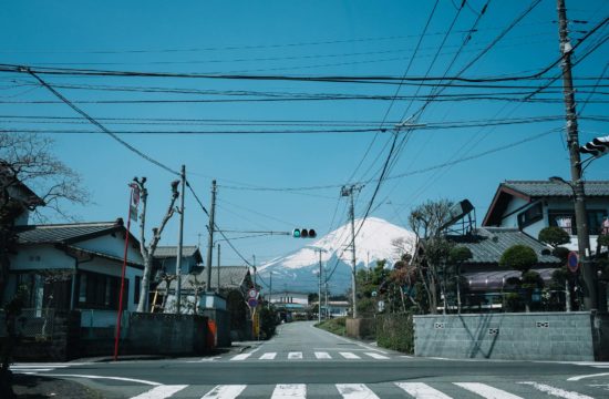 Blick auf Fujisan. Im Vordergrund eine Kleinstadt