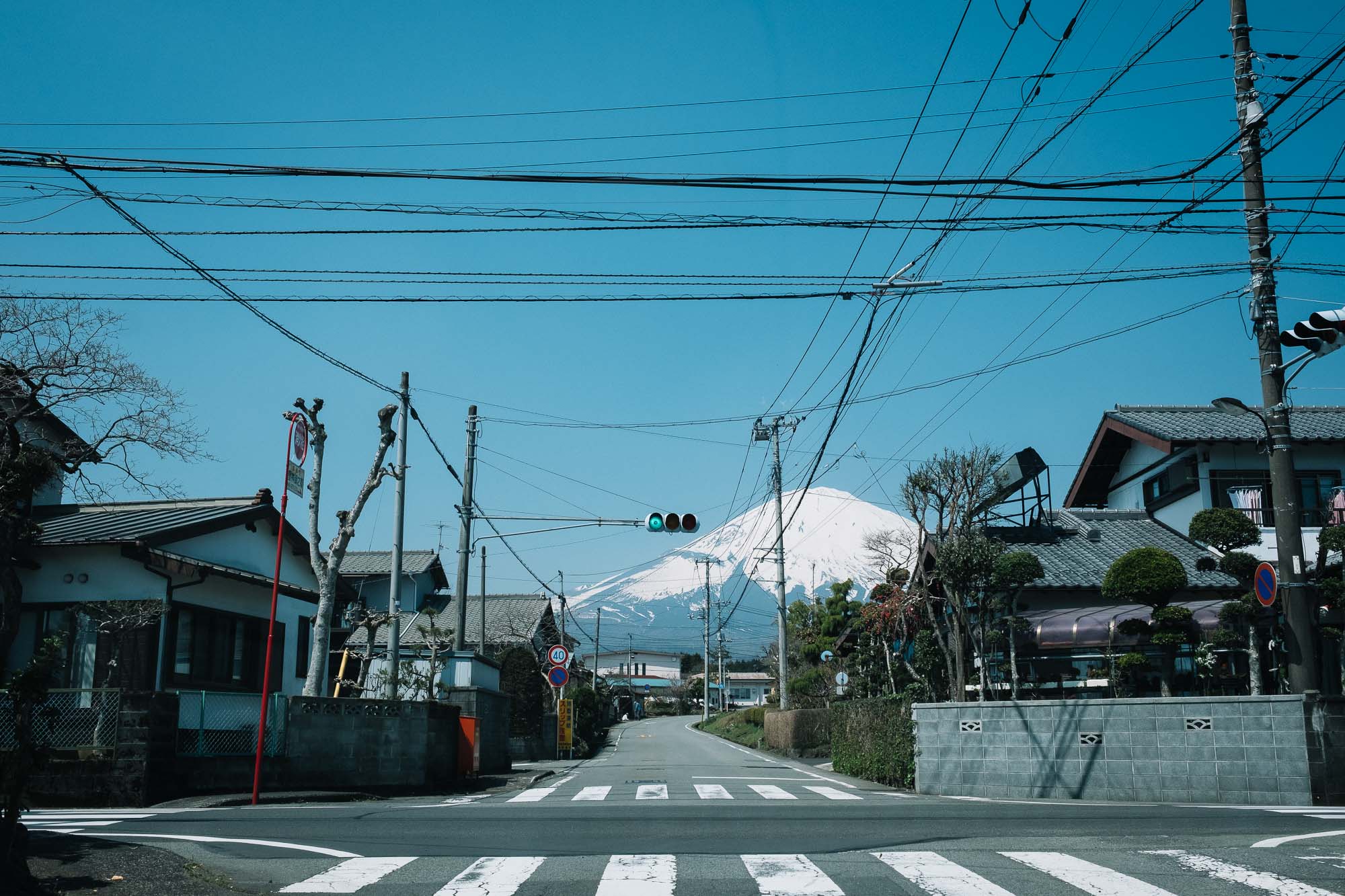 Blick auf Fujisan. Im Vordergrund eine Kleinstadt