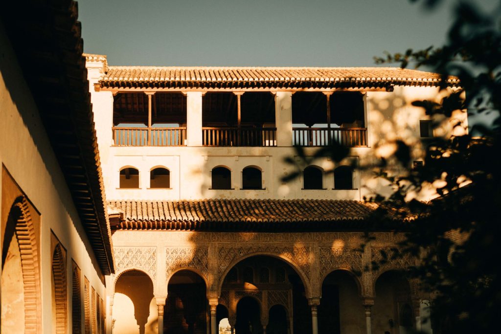 Architektonische Schönheit in der Alhambra in Granada.