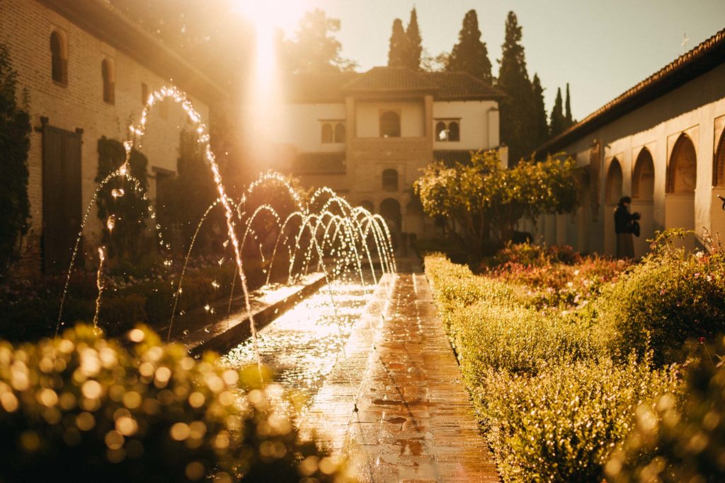 Garten mit Wasserfontänen in der Alhambra in Granada.