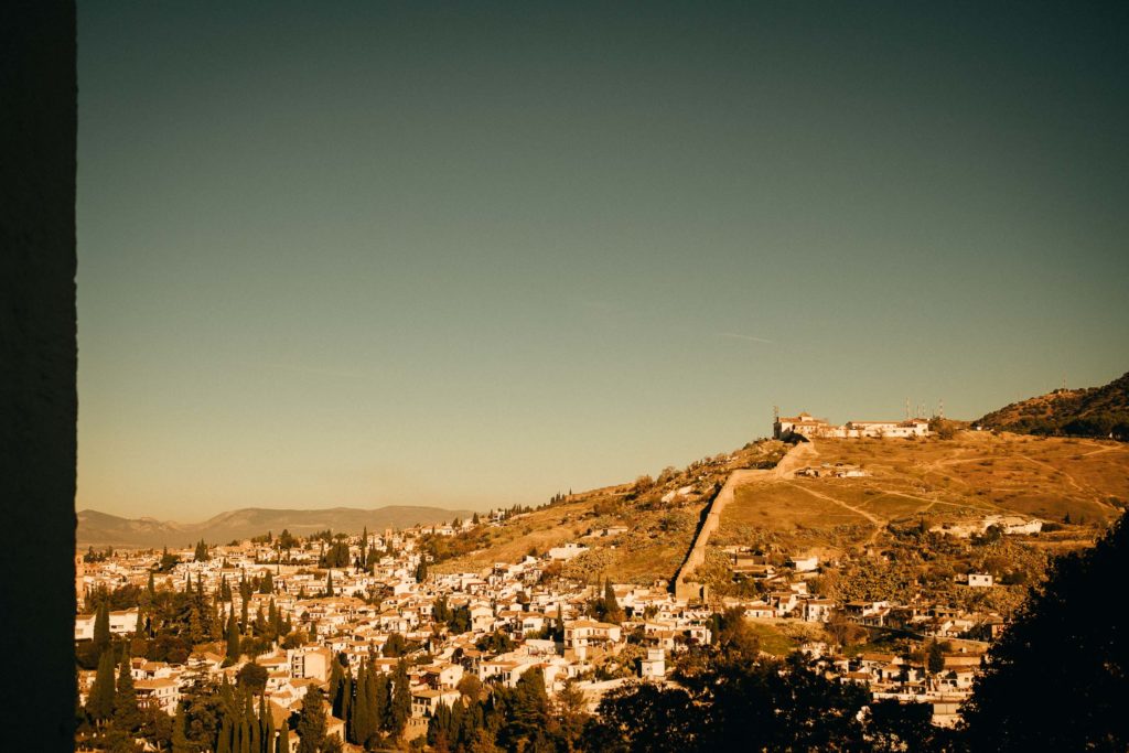 Granada von der Alhambra aus gesehen. Die alte Burg bietet tolle Ausblicke.