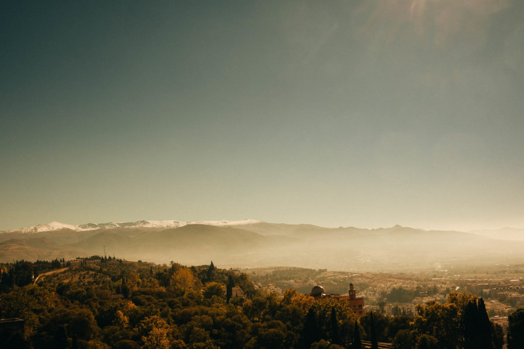 Ausblick von der Alhambra in Granada auf die Sierra Nevada.