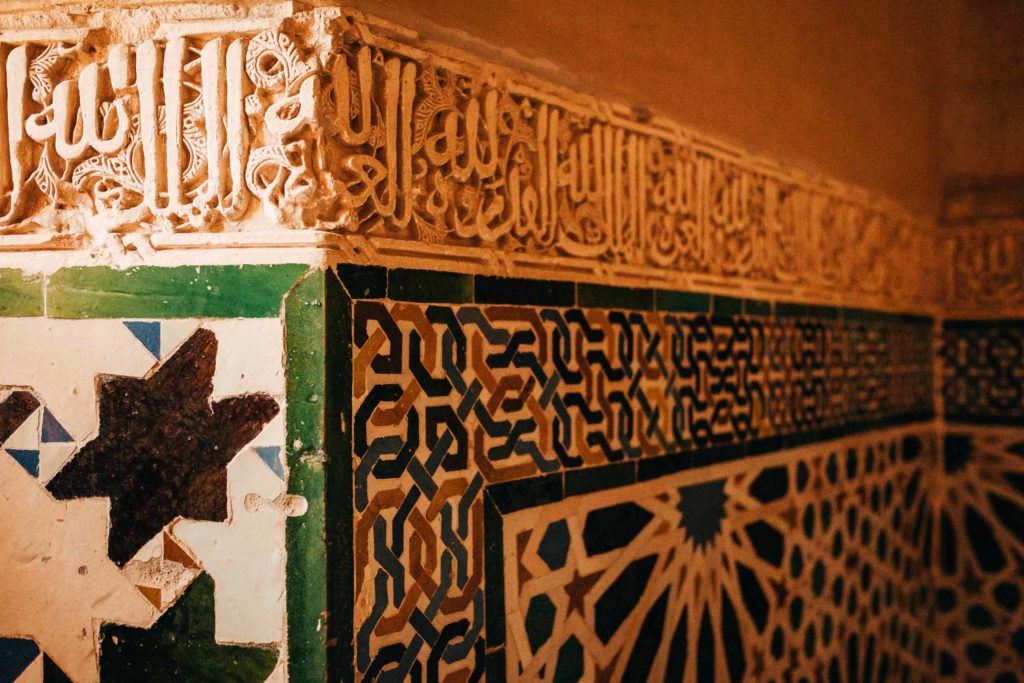 Maurische Fliesenkunst in der Alhambra in Granada.