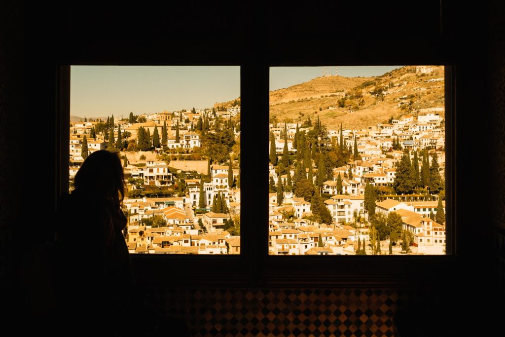 Die Alhambra in Granada liegt auf einem Hügel über der Stadt und eröffnet tolle Ausblicke.