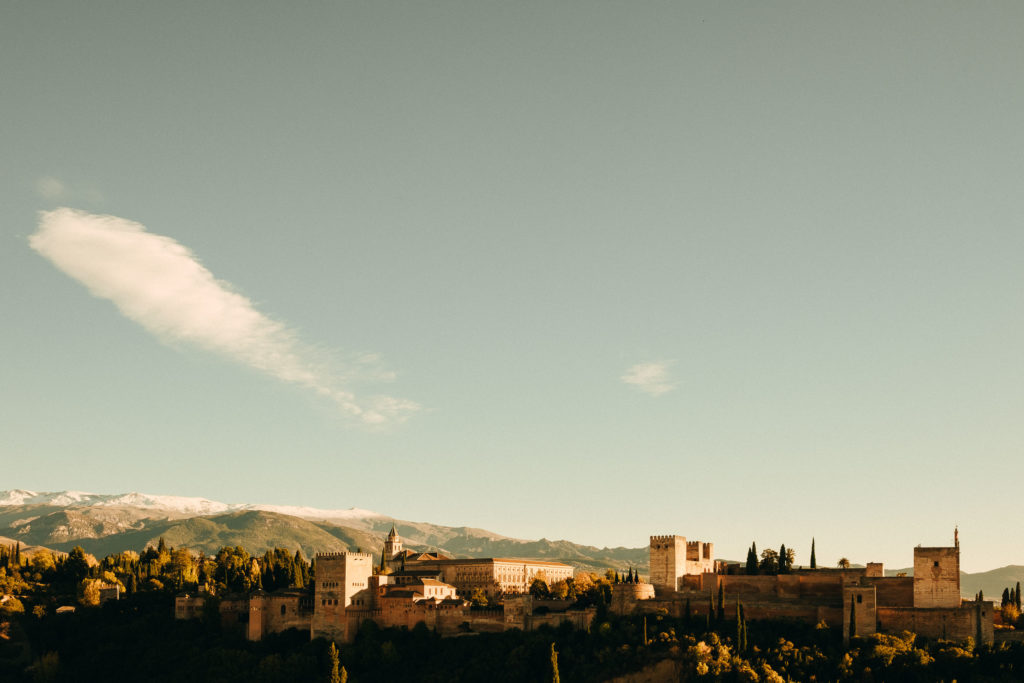 Blick auf die Sierra Nevada von der Alhambra in Granada aus.