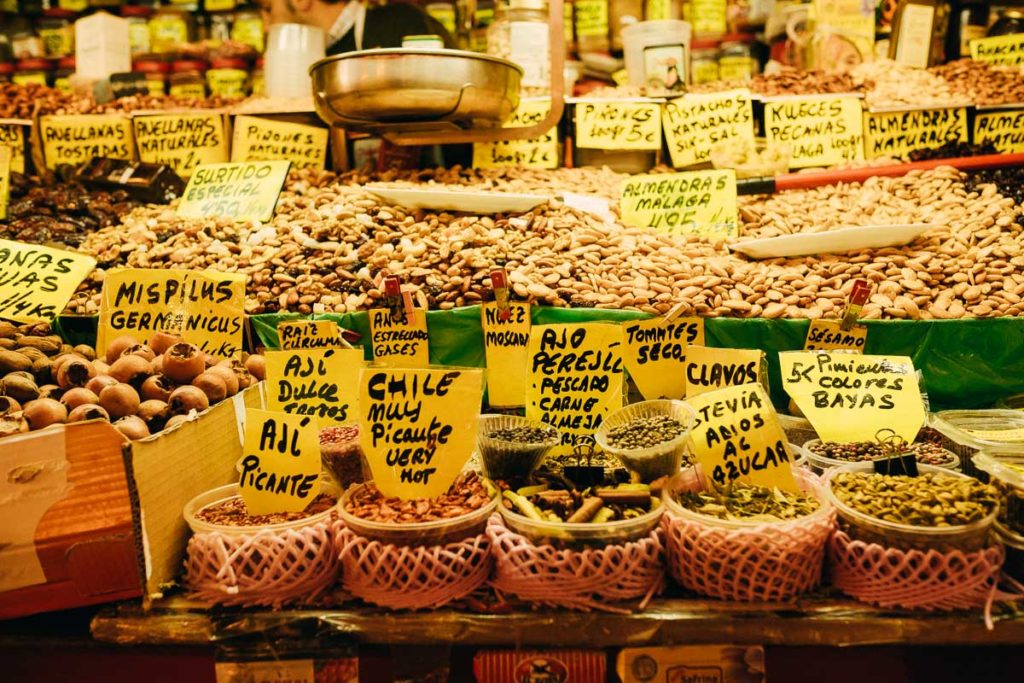Hier werden in der Markthalle in Málaga Trockenfrüchte feilgeboten.