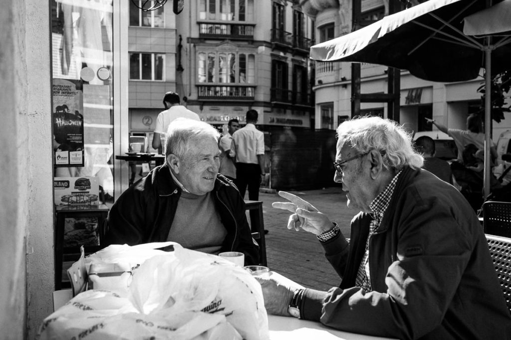 Zwei Männer beim Plausch in einem Café in Málaga.