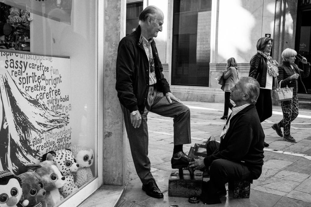 Schuhputzer in Málaga, Andalusien.