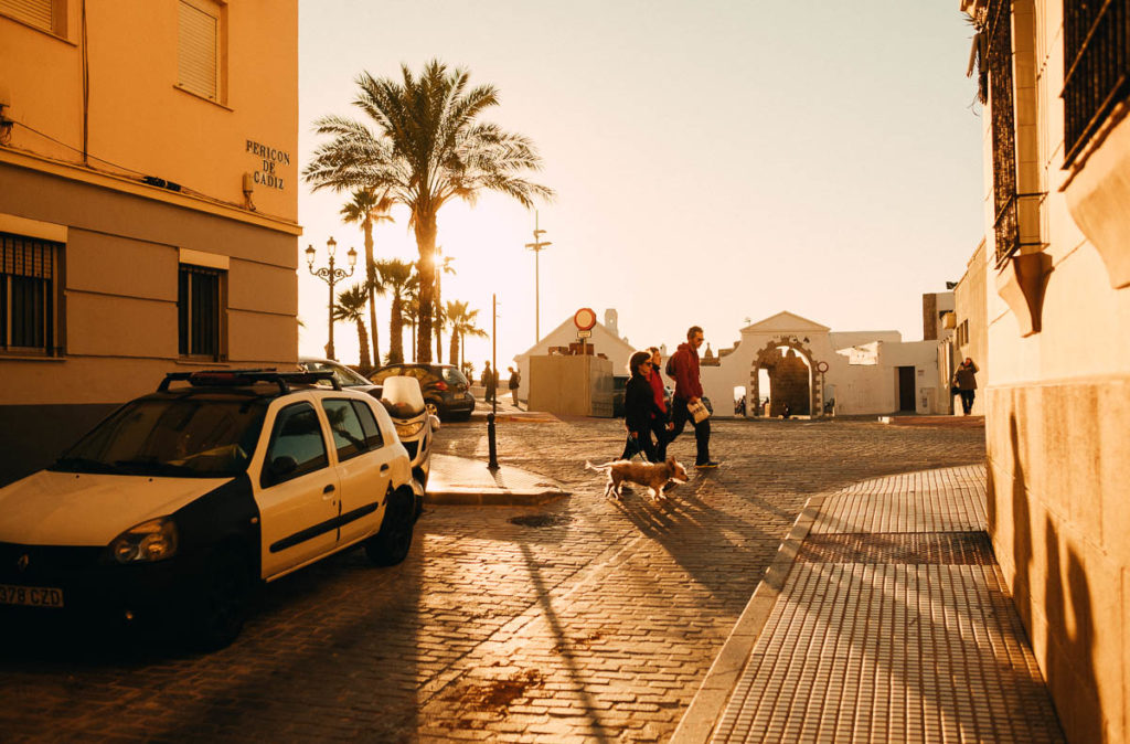 Auf dem Weg zum Meer in der Altstadt von Cádiz.