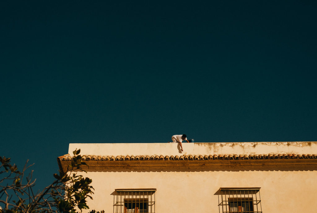 Maler verleiht einem Gebäude einen neuen Anstrich in Cádiz.
