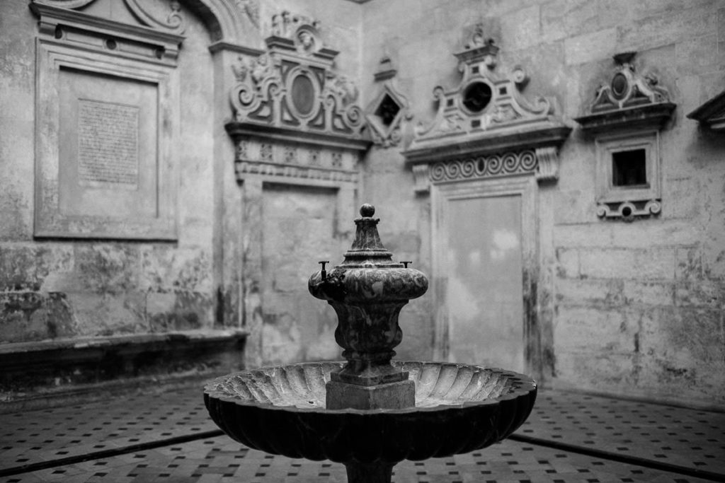 Brunnen in der Kathedrale von Sevilla.