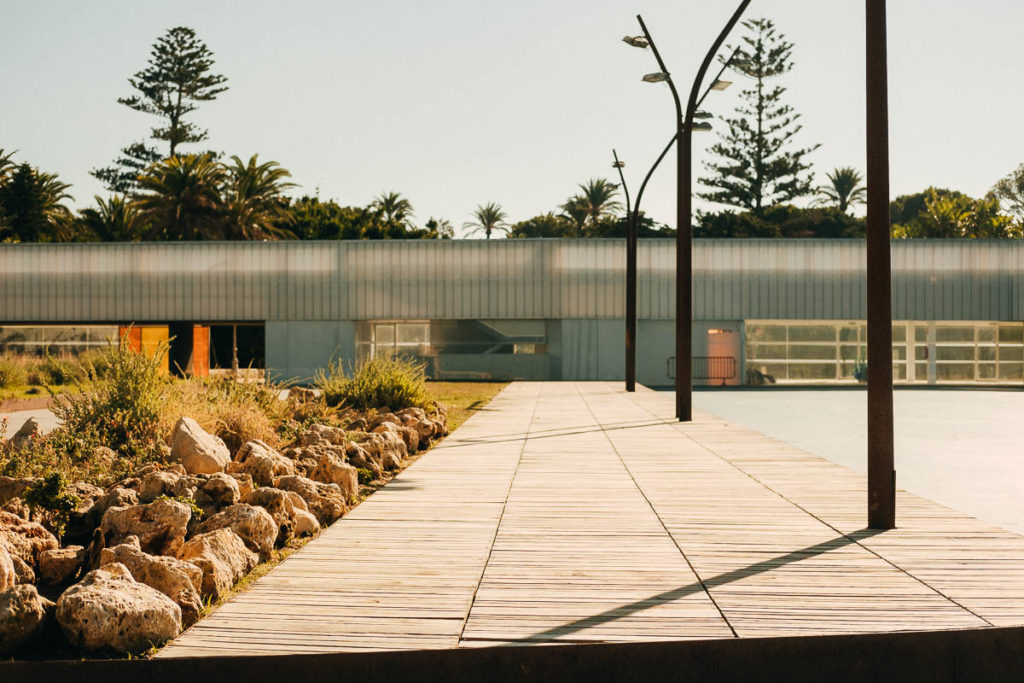 Architektur aus den 70er Jahren an der Promenade in Cádiz.