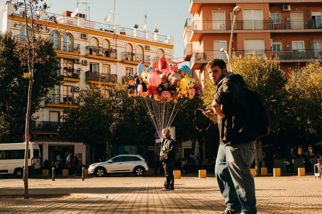 Mann verkauft Balons in Sevilla.