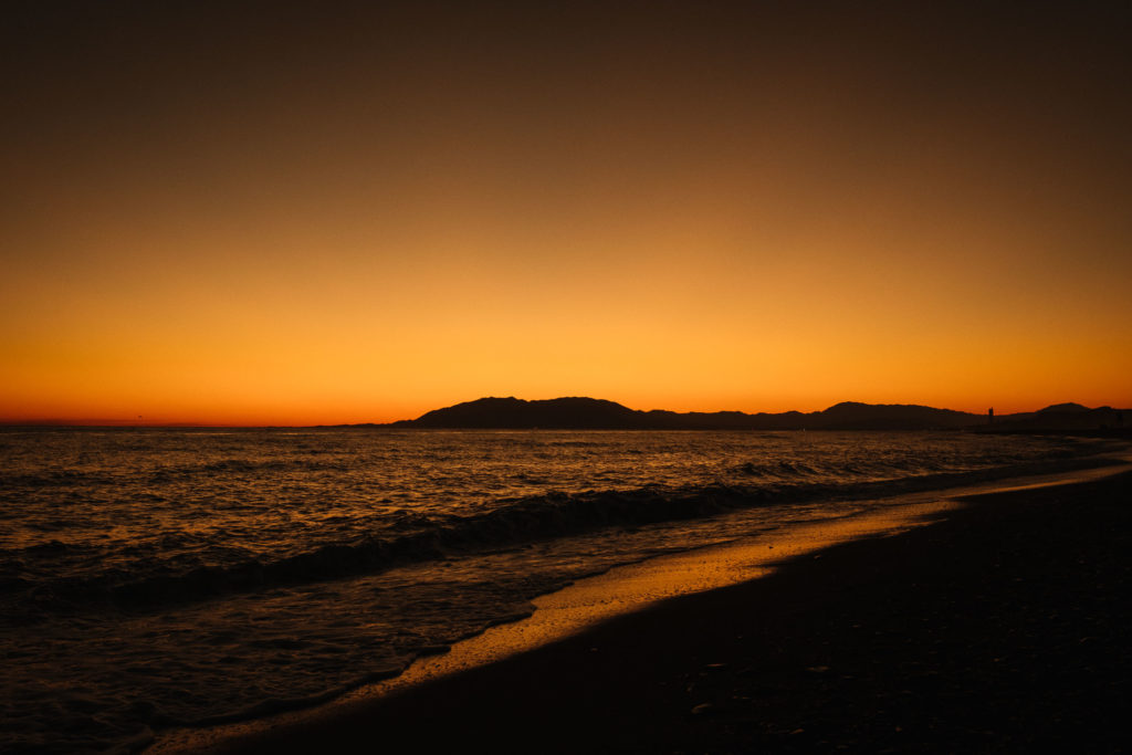 Orangeroter Sonnenuntergang in der Nähe von Malaga in Rincon de la Victoria.