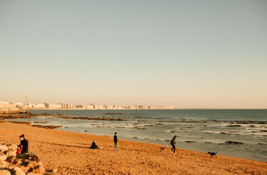 Cádiz Strand in Andalusien, Südspanien mit Blick auf die Stadt Cádiz