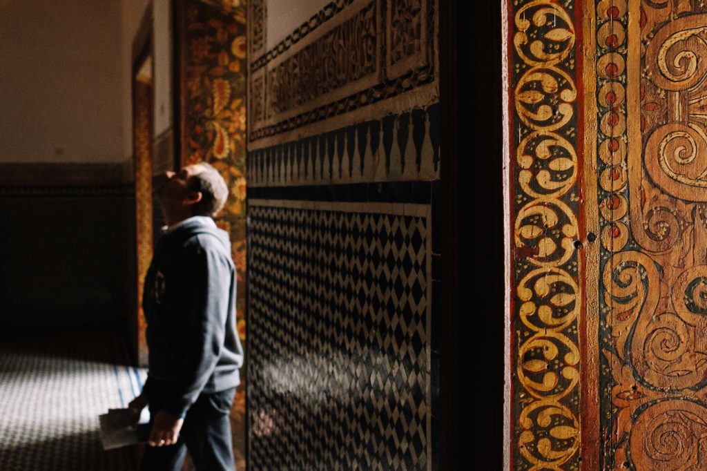 Im Bahia-Palast in Marrakesch bewundert ein Besucher die kunstvollen Verzierungen.