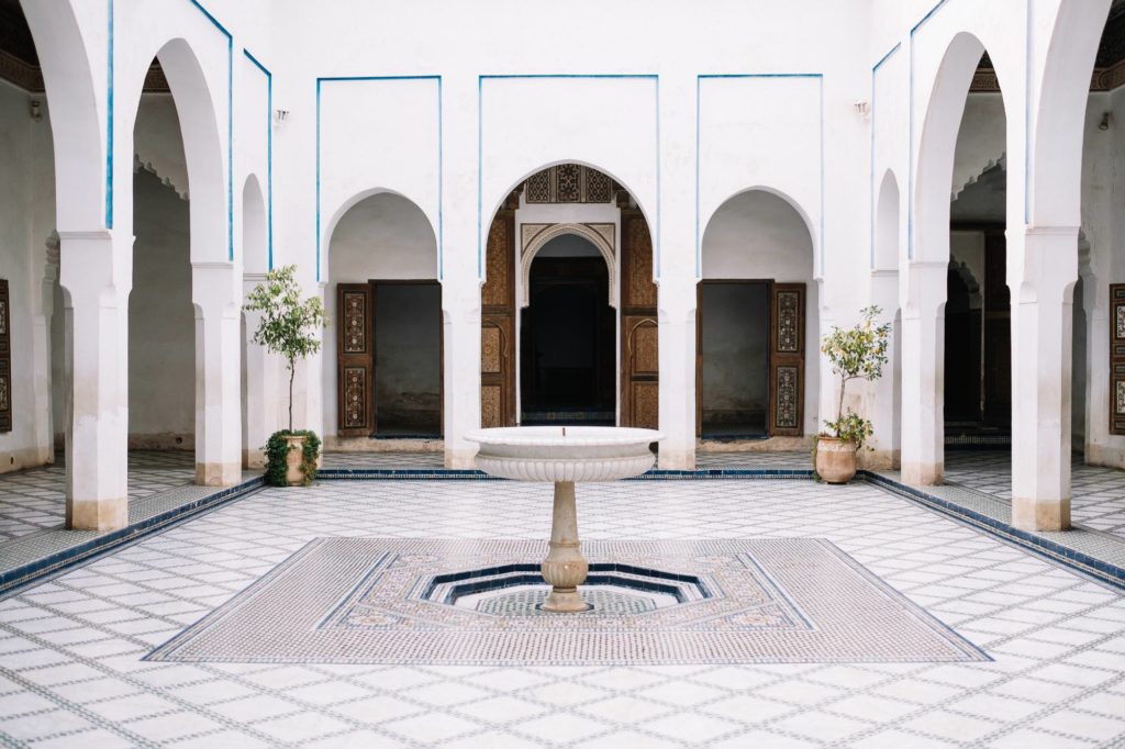 Weißer Innenhof mit Brunnen in Marrakesch