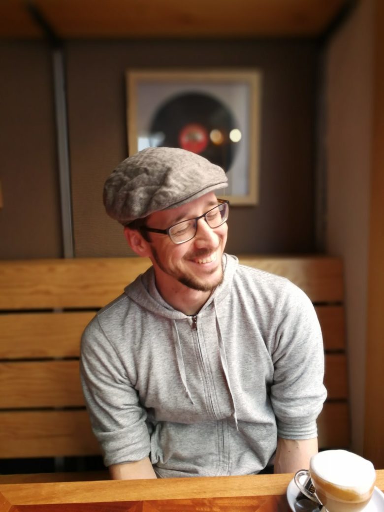 Chris Eberhardt von 25gradundblauerhimmel bei einem Kaffee in Spanien