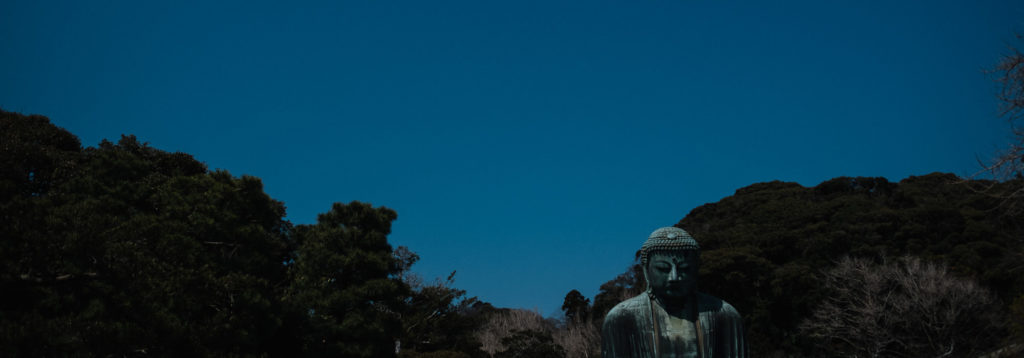 Großer Buddha in Kamakura bei 25 Grad und blauem Himmel