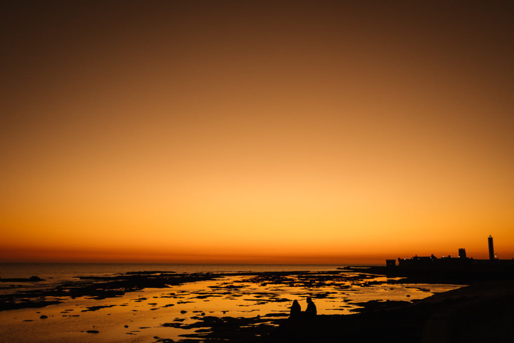 Sonnenuntergang am Stadtstrand in Cádiz.