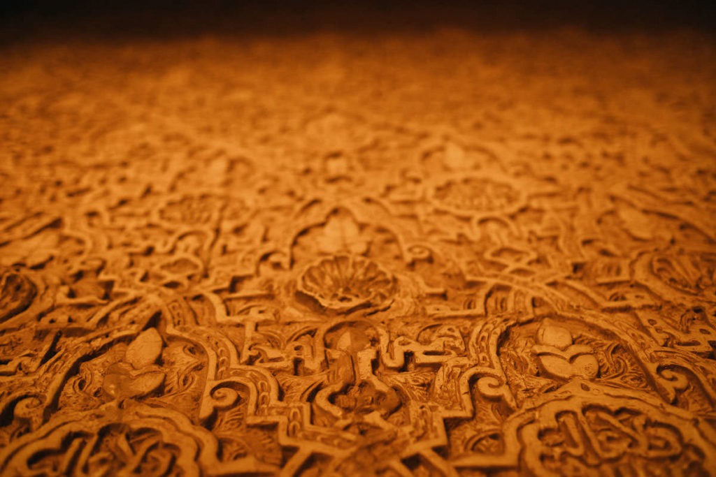 Maurische Inschriften in der Alhambra in Granada.