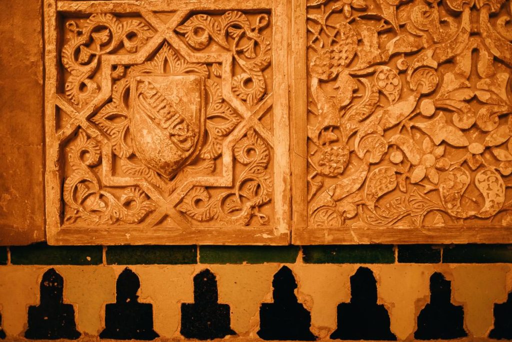 Die Alhambra in Granada bietet jede Menge Details zum entdecken, beispielsweise kunstvolle Inschriften.