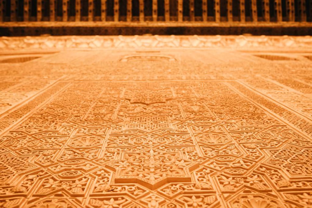 Detailaufnahme maurischer Inschriften in der Alhambra in Granada.