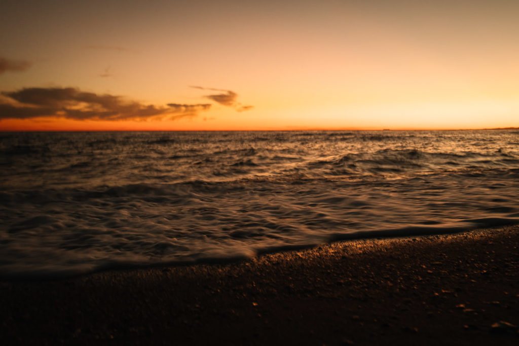 Sonnenuntergang an der spanischen Küste in Rincón de la Victoria.