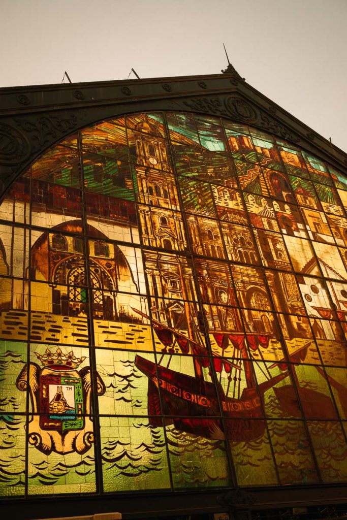 Die Fassade der Markthalle in Málaga ist wunderschön verziert.