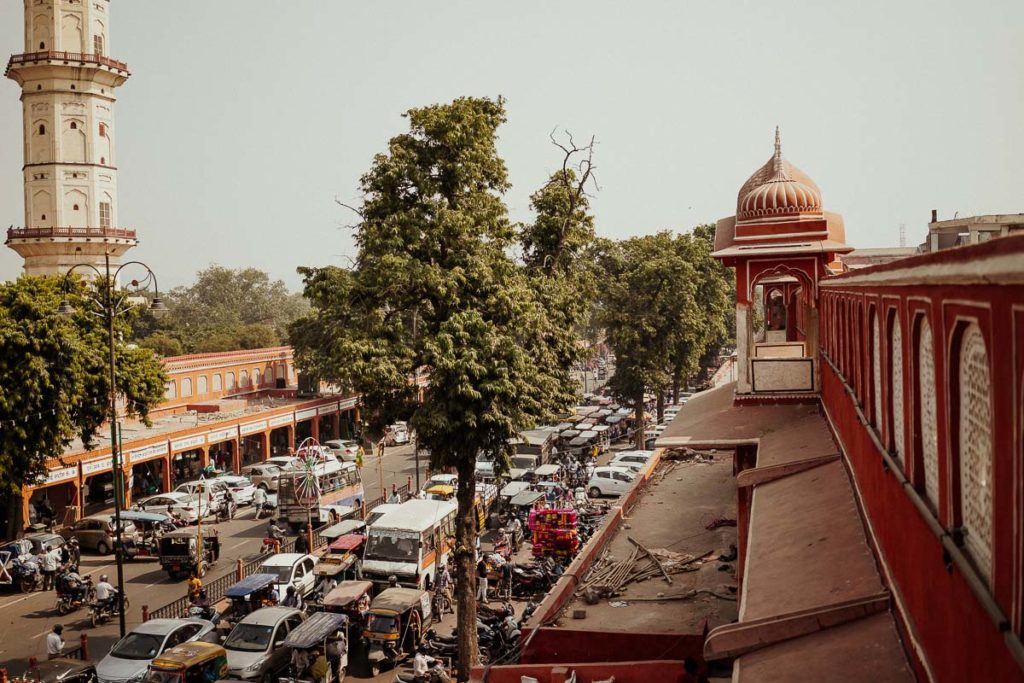 Ausblick vom Tempel auf den Tripolia Bazar in Jaipur, Indien