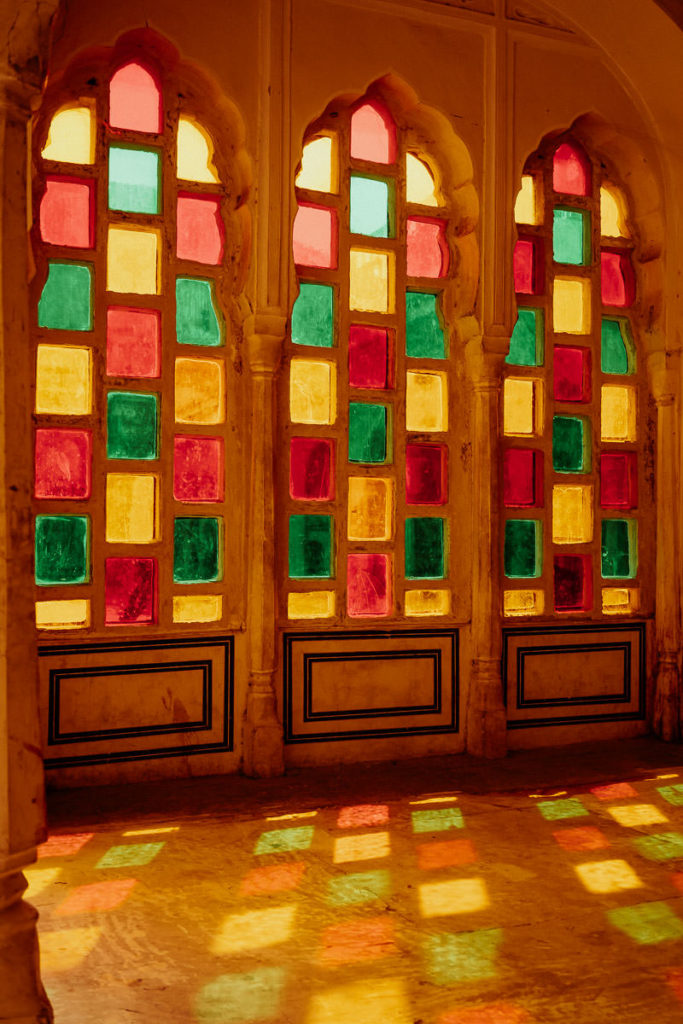 Bunte Fenster im Windpalast, Hawa Mahal in Jaipur, Rajasthan