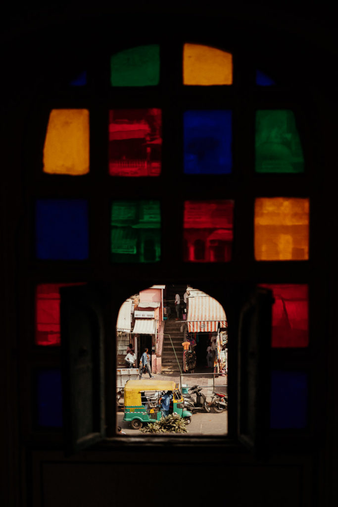 Bunte Glasfenster im Windpalast, Hawa Mahal in Jaipur, Rajasthan