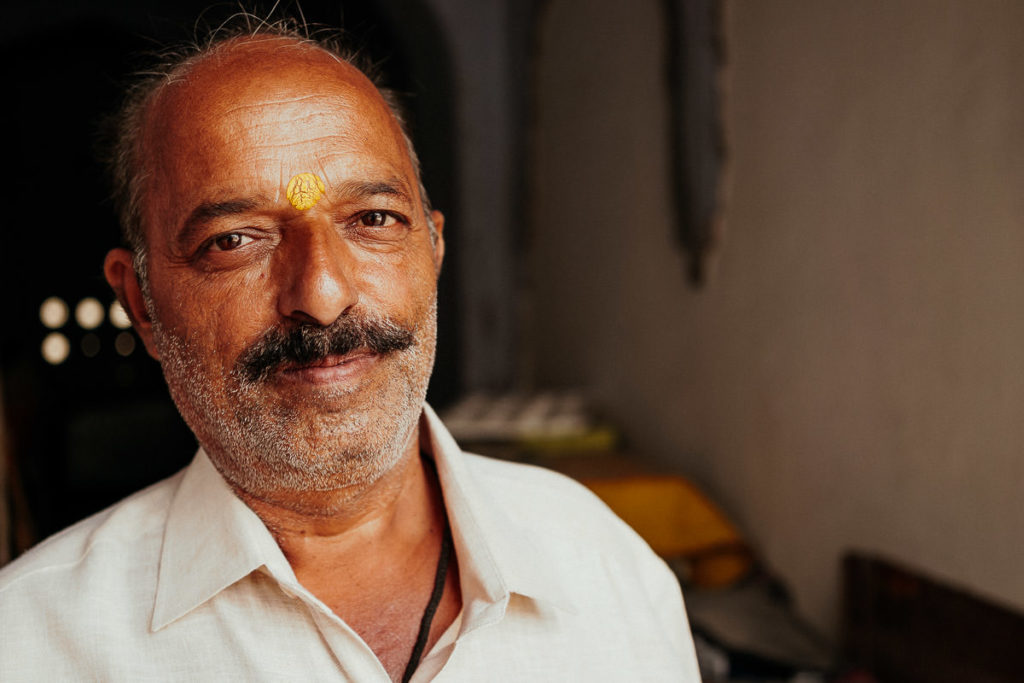 Priester am Tempel auf dem Tripolia Bazar