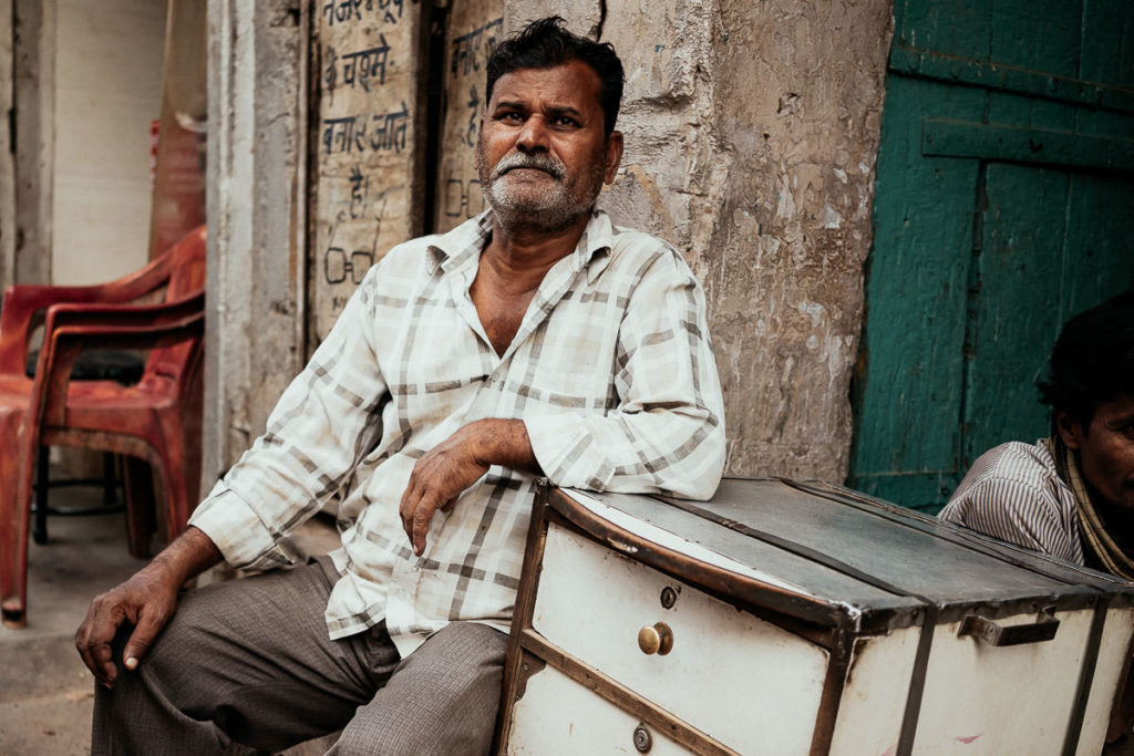 Verkäufer in Old Delhi macht Pause