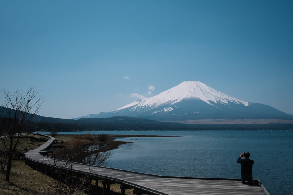 Mount Fuji bei Tokio. Wolkenloser Blick auf den Gipfel des Vulkans vor dem Yamanakako.