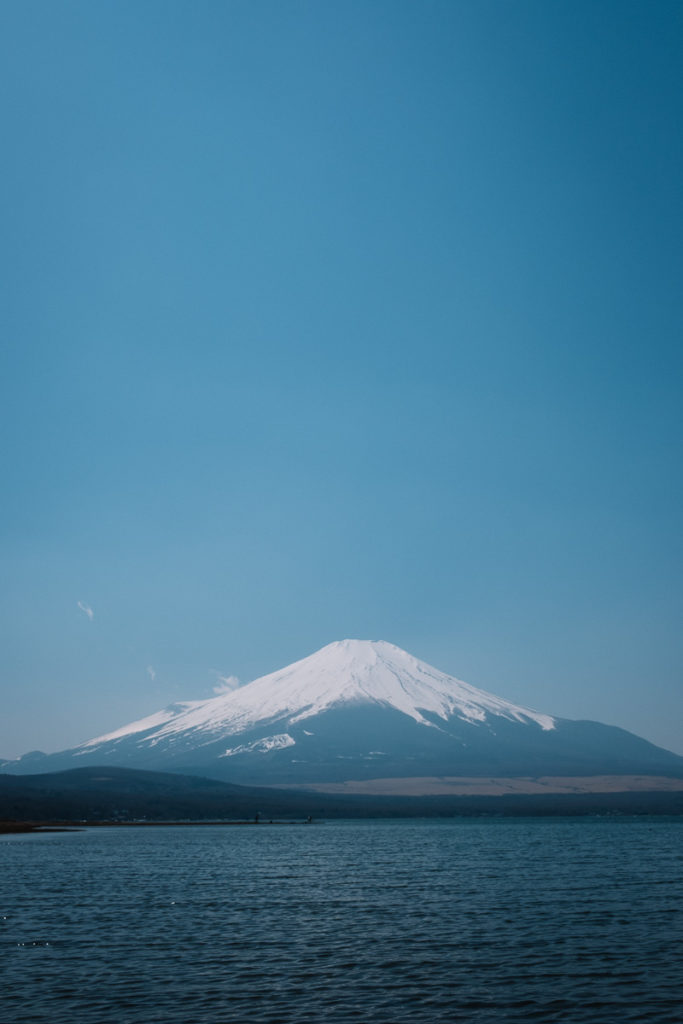 Hochkantbild des Mount Fuji am Yamanakako.