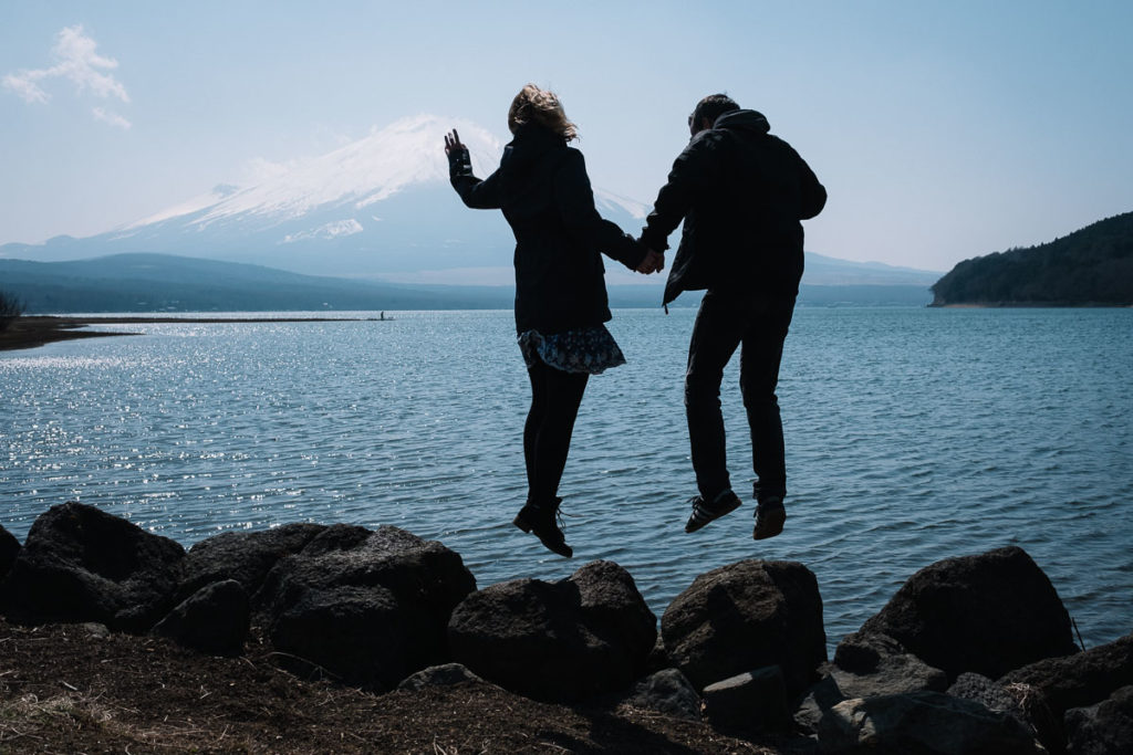 Chris und Johanna springen fürs Foto vor der atemberaubenden Kulisse des Mount Fuji.