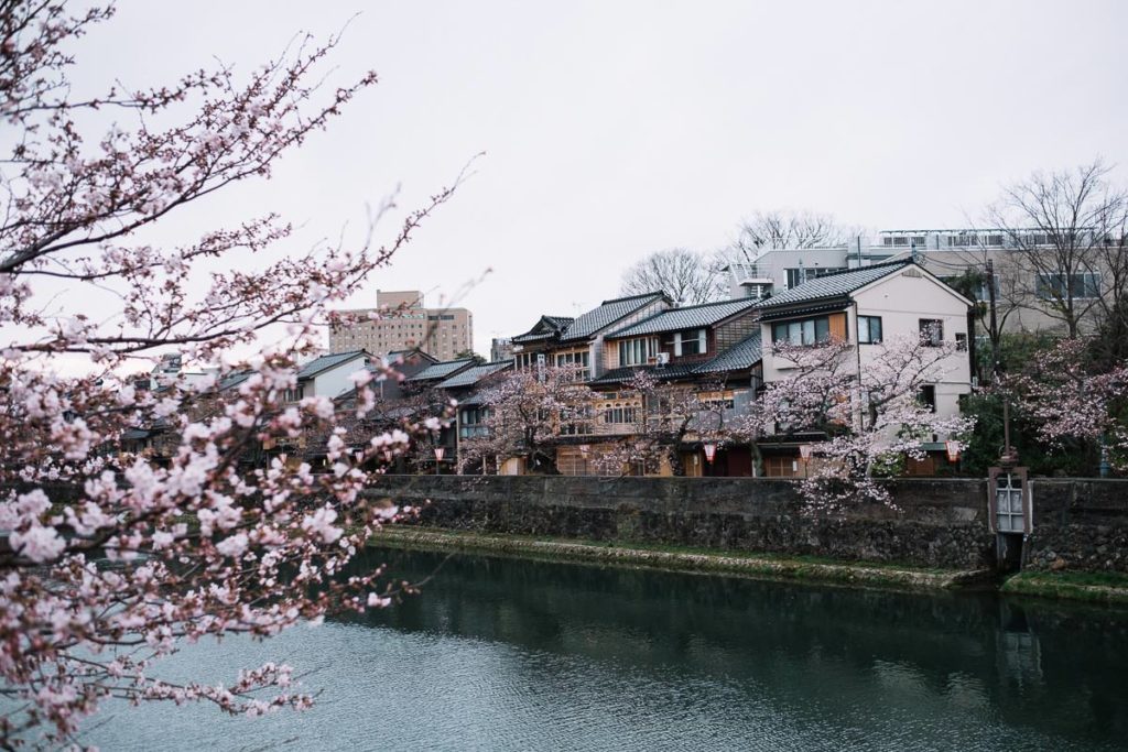 Häuser am Sai River in Kanazawa.