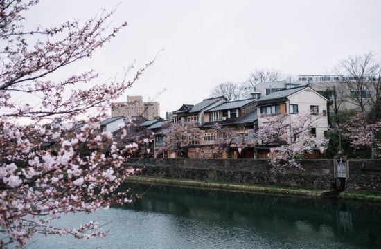 Häuser am Sai River in Kanazawa.