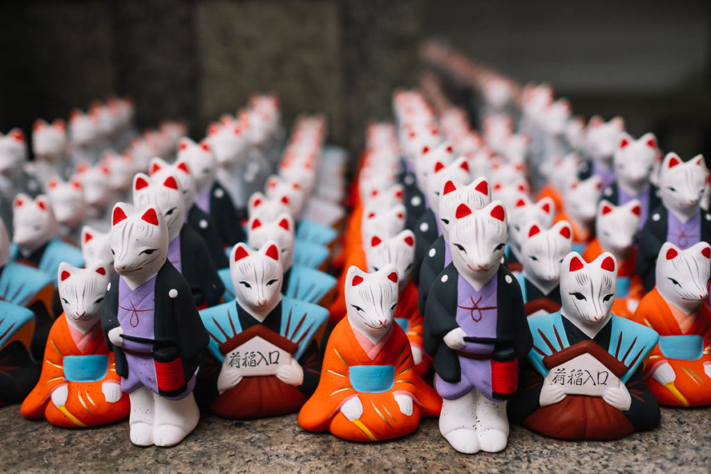Figuren im Fushimi-Inari Schrein in Kyoto