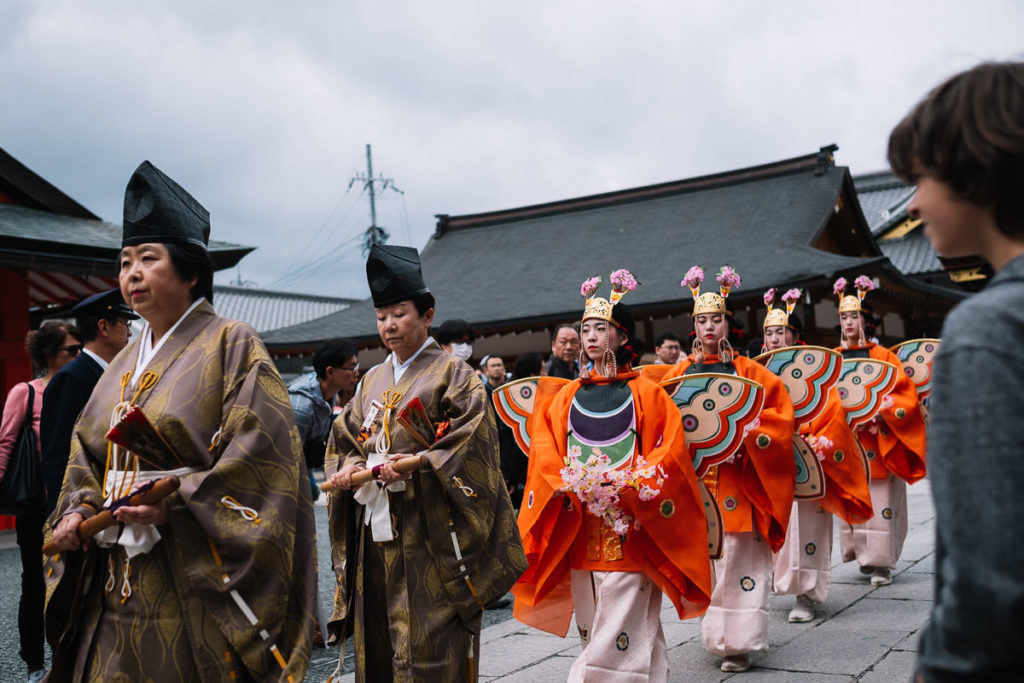 Parade im Fushimi-Inari Schrein in Kyoto