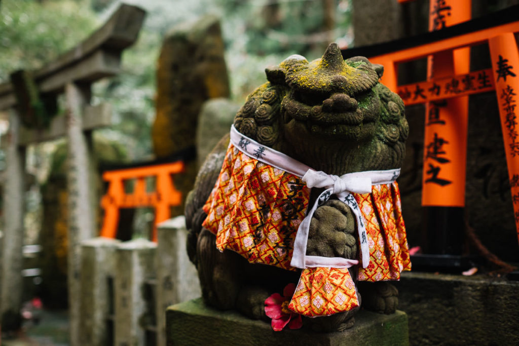 Figur im Fushimi-Inari Schrein in Kyoto