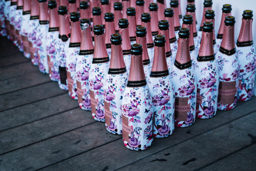 Rosa Perlwein zu Hanami in Tokio