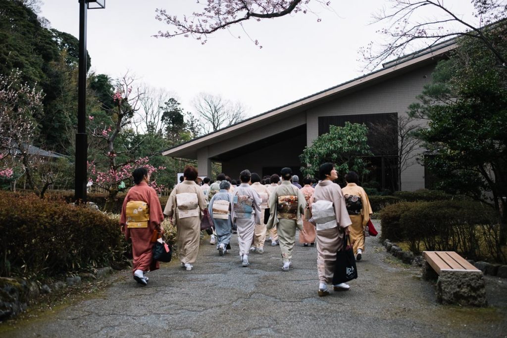 Frauen in traditionellen Kimonos auf dem Weg ins Teehaus.