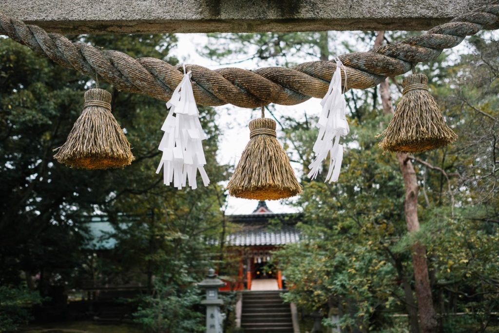Verzierungen am Eingang eines Tempels in Kanazawa.