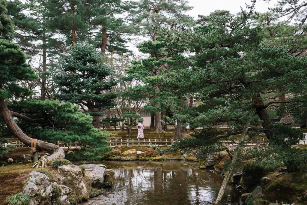 Parkanlage in Kanazawa, im Hintergrund eine Frau im traditionellen Kimono