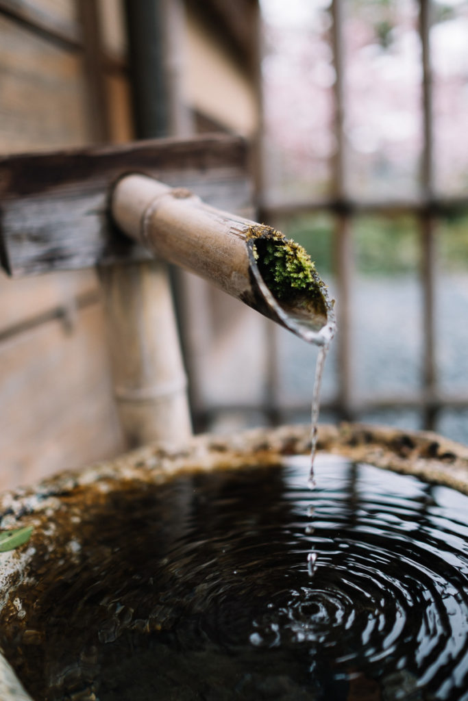 Detailaufnahme vom Wasser am Tempel zum Waschen von Händen und Mund