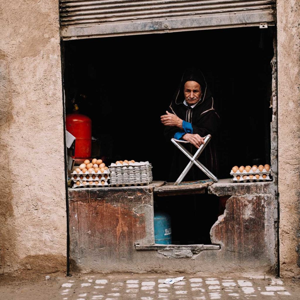 Eierverkäufer wartet auf Kundschaft in Marrakesch.
