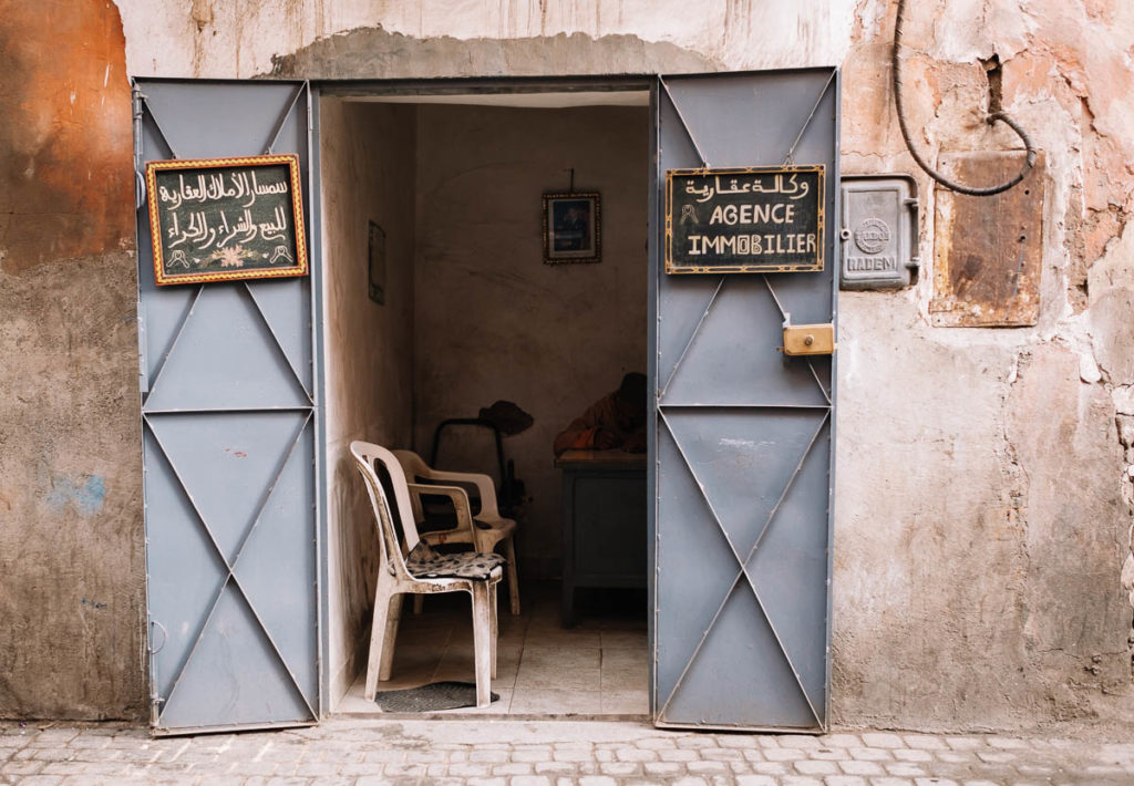 Ein Immobiliengeschäft öffnet die Türen für seine Kunden in Marrakesch.
