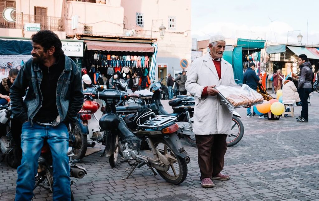 Händler warten auf Kundschaft auf dem Djemaa el Fna in Marrakesch.